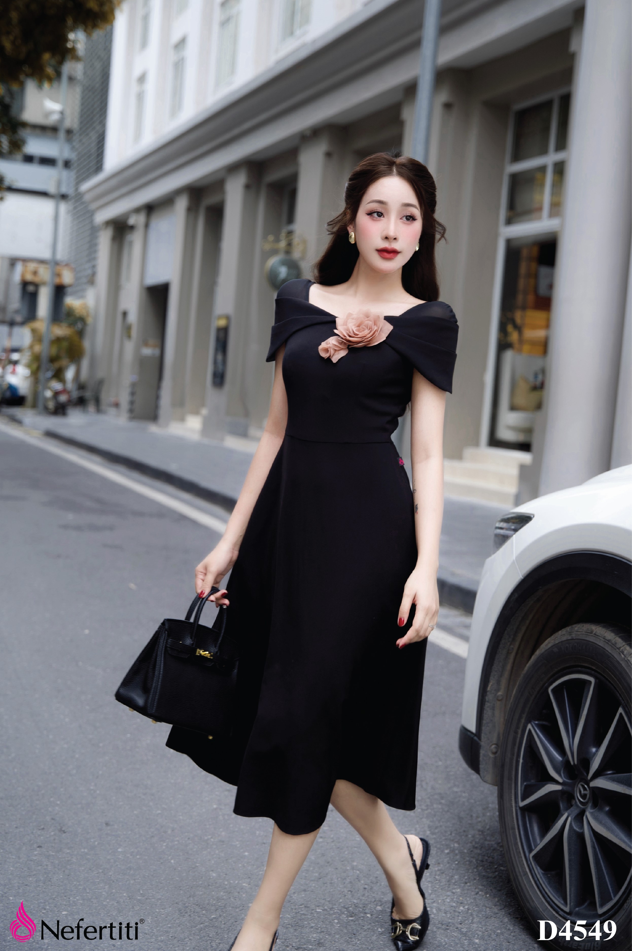 2D4549 - Đầm dạo phố đen cài hoa nổi bật