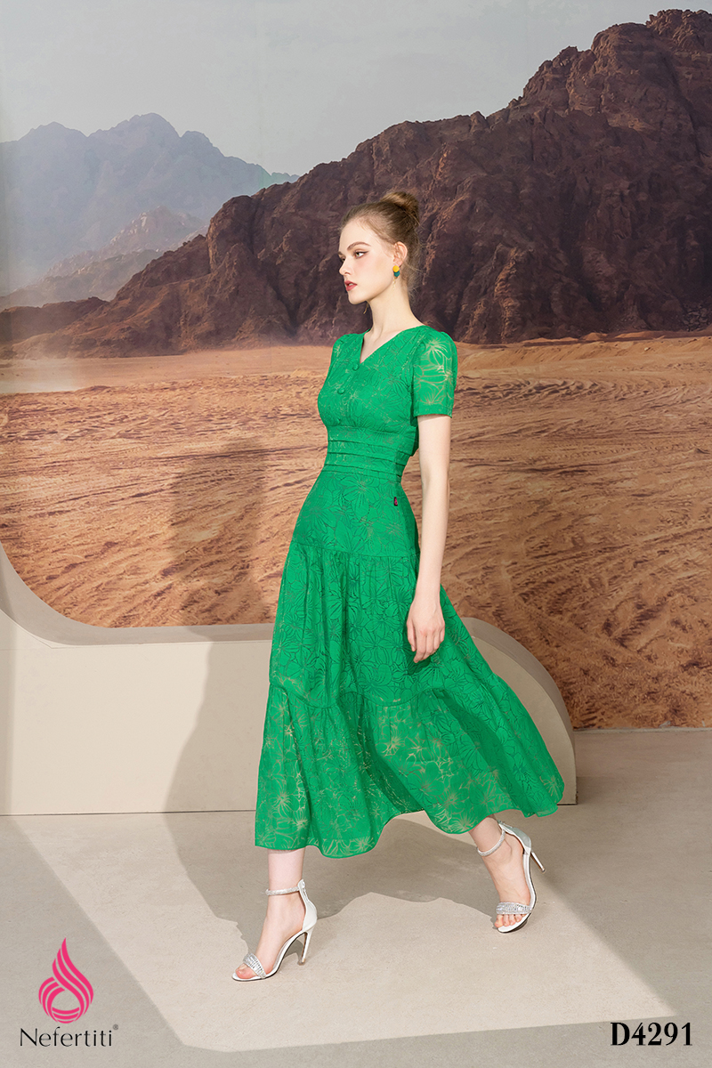 1D4291 - ĐẦM CỔ V ĐÍNH CÚC TRANG TRÍ