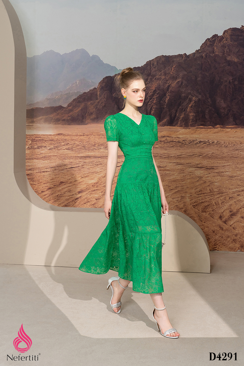 1D4291 - ĐẦM CỔ V ĐÍNH CÚC TRANG TRÍ