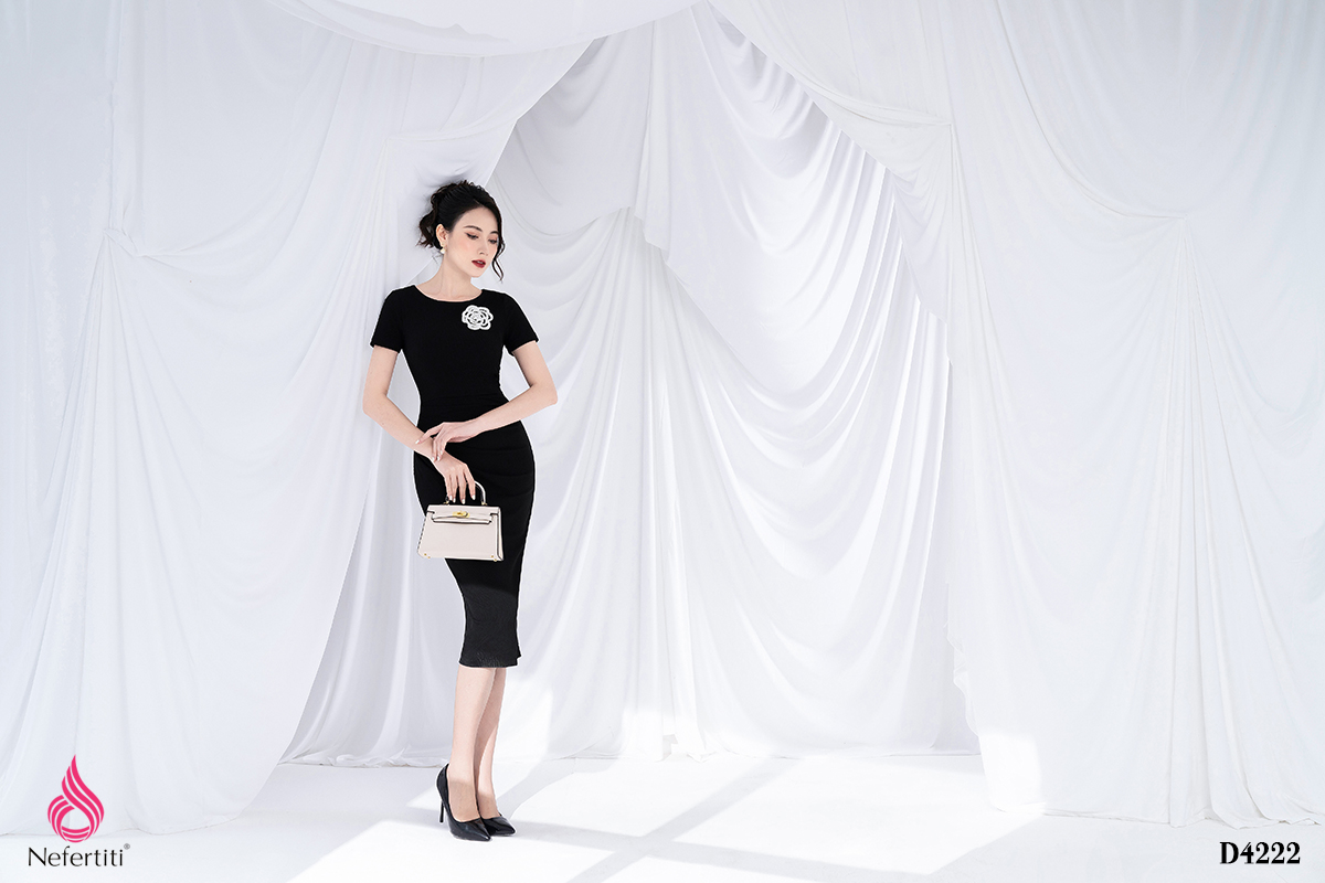 3D4222 - ĐẦM ĐEN DÁNG ÔM ĐÍNH HOA TRANG TRÍ