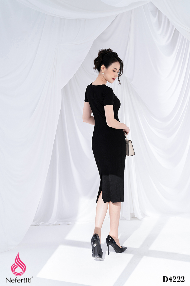 3D4222 - ĐẦM ĐEN DÁNG ÔM ĐÍNH HOA TRANG TRÍ