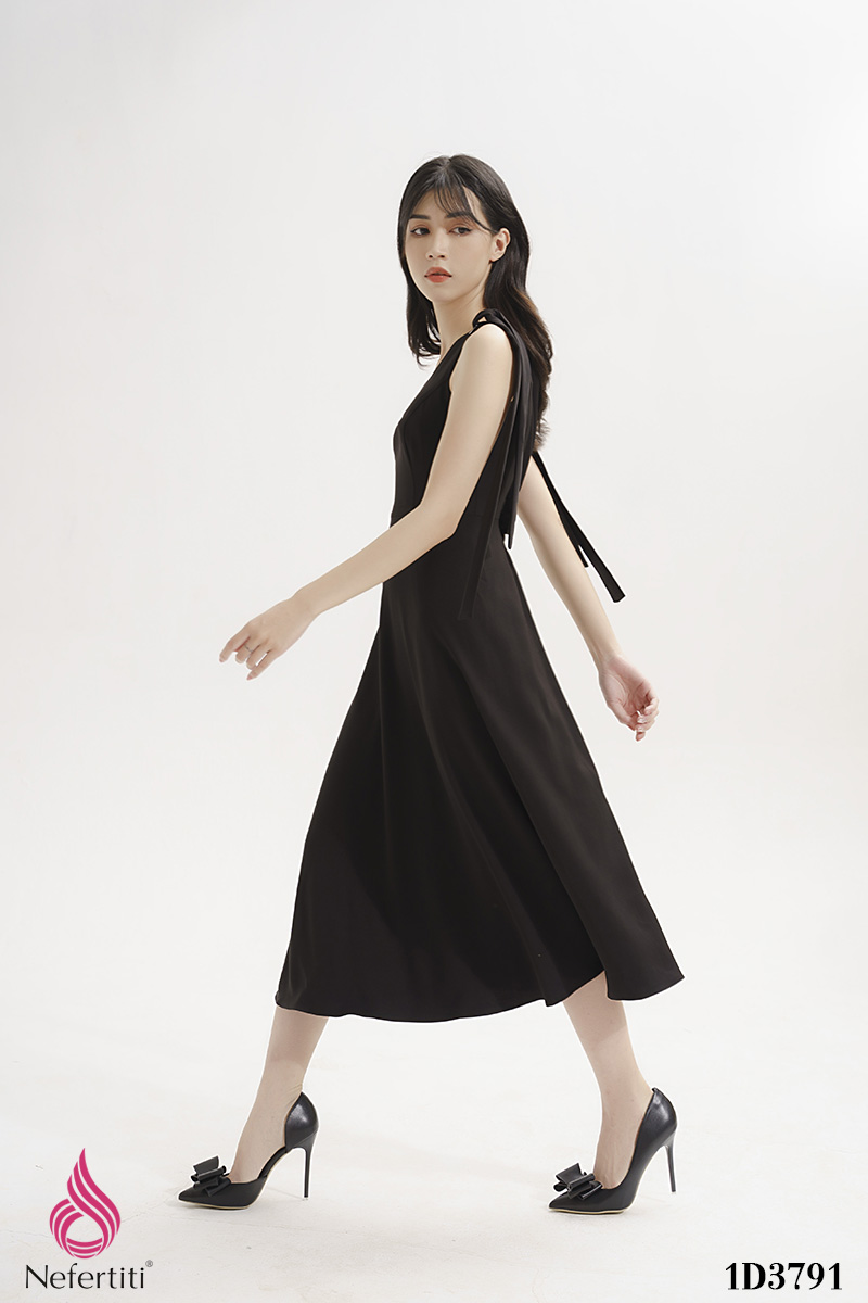 1D3791 - ĐẦM ĐEN CỔ V VAI THẮT DÂY