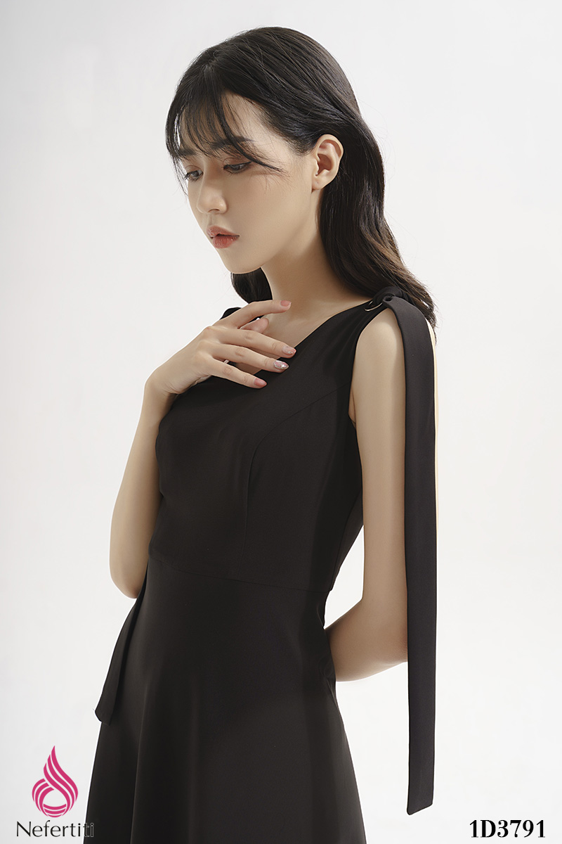 1D3791 - ĐẦM ĐEN CỔ V VAI THẮT DÂY