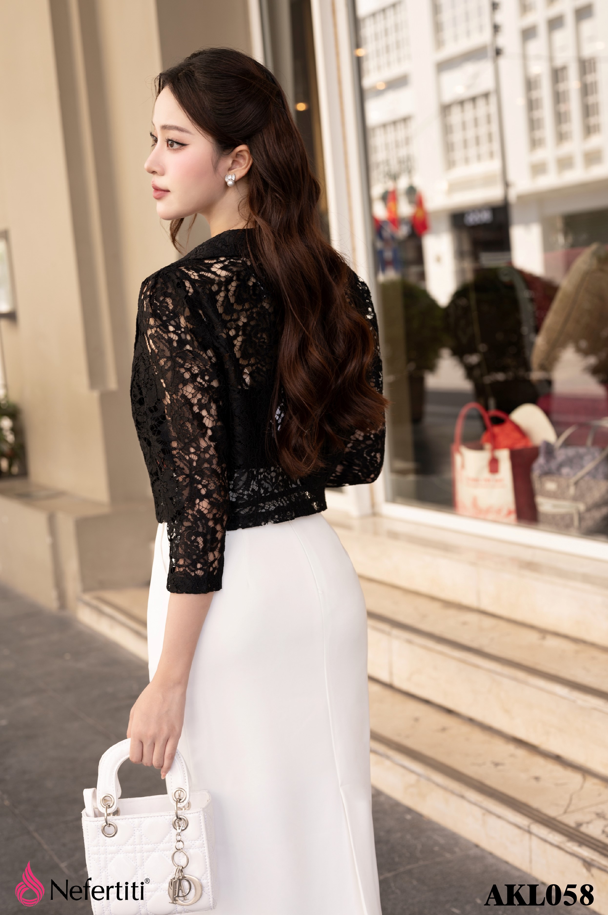 2AKL058 - Áo khoác lửng ren đen