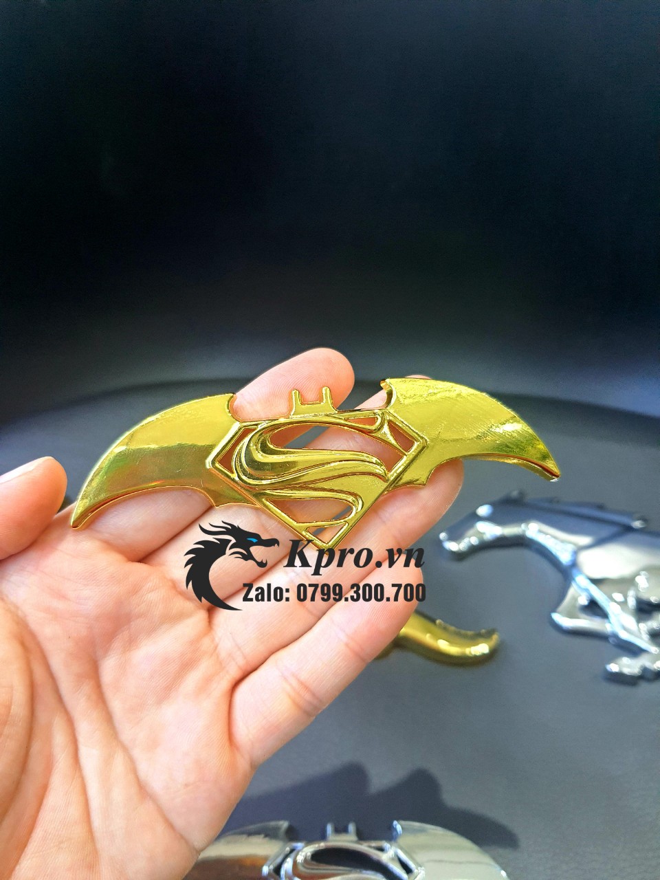 Hình dán kim loại trang trí ngoại thất ô tô siêu nhân dơi