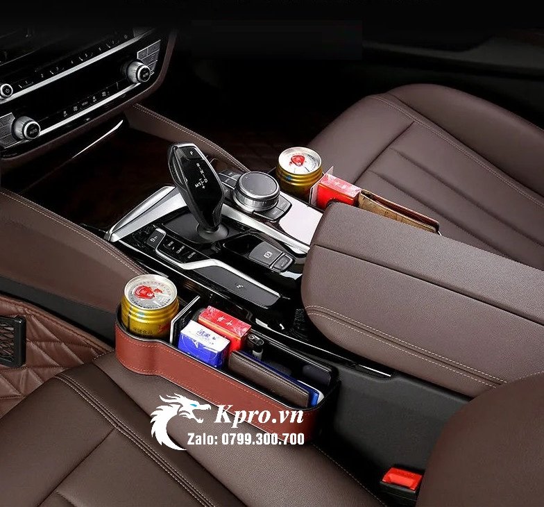 Khay Đựng Đồ Khe Ghế Trước vân carbon có logo