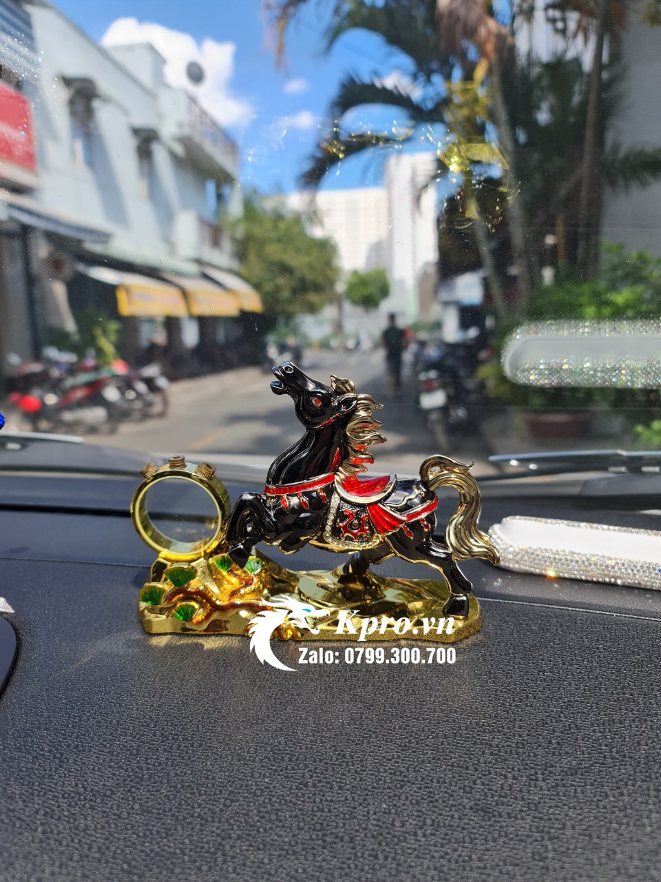 Tinh dầu nước hoa ô tô, tượng ngựa trưng taplo