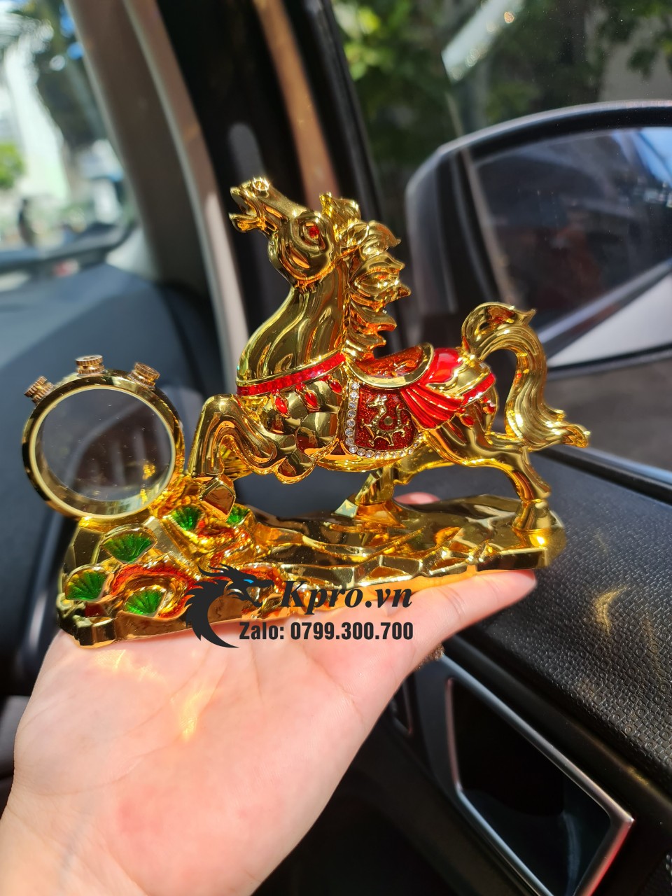 Tinh dầu nước hoa ô tô, tượng ngựa trưng taplo