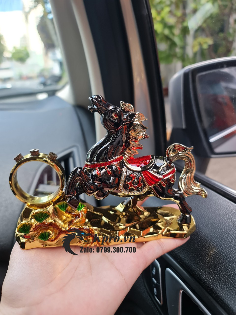 Tinh dầu nước hoa ô tô, tượng ngựa trưng taplo