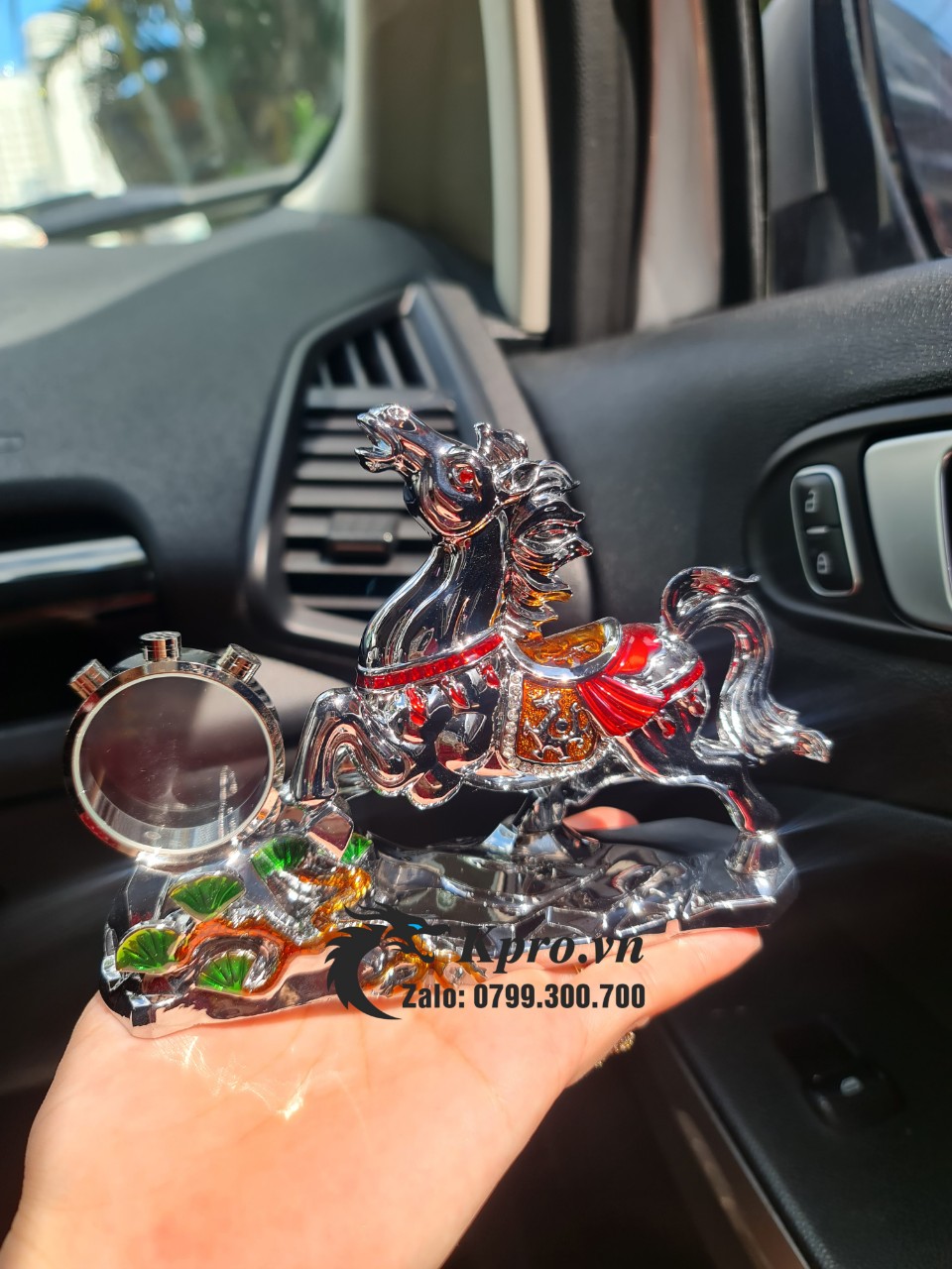 Tinh dầu nước hoa ô tô, tượng ngựa trưng taplo
