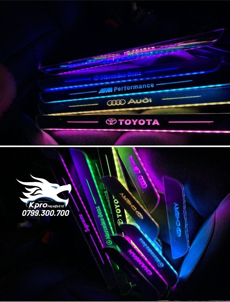 Bộ 2 ốp chống trầy bậc bước cửa trước ô tô đèn led đổi màu logo
