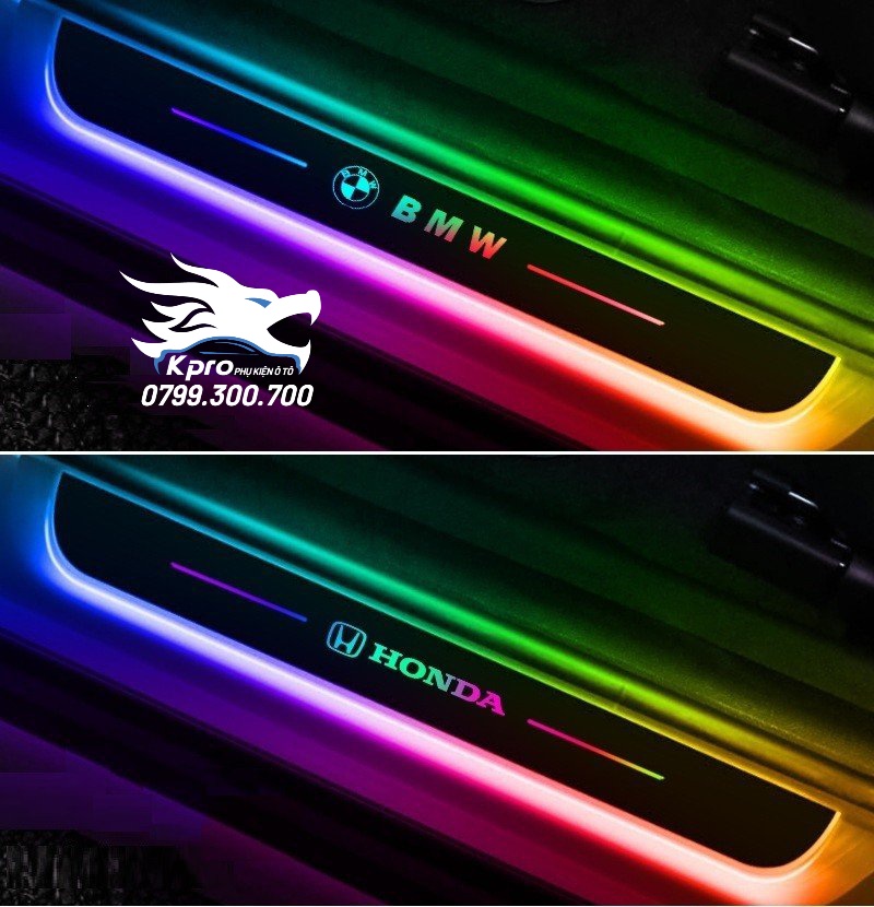 Bộ 2 ốp chống trầy bậc bước cửa trước ô tô đèn led đổi màu logo