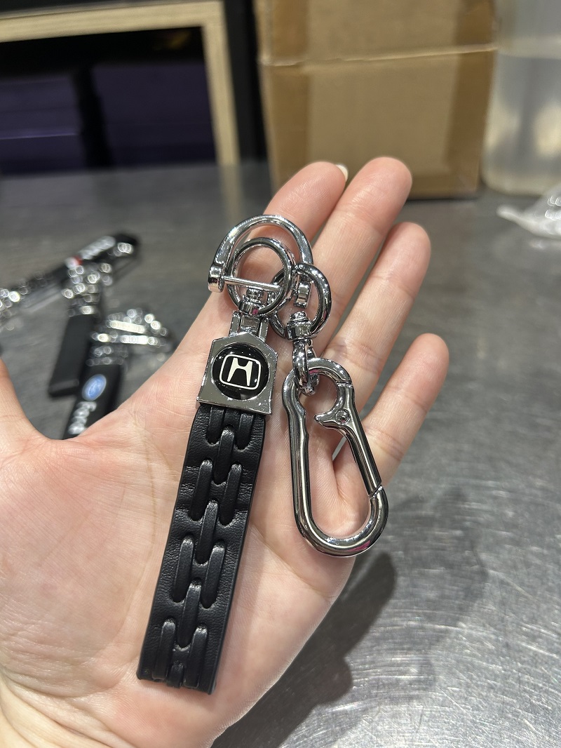 Móc khóa ô tô dây da có logo