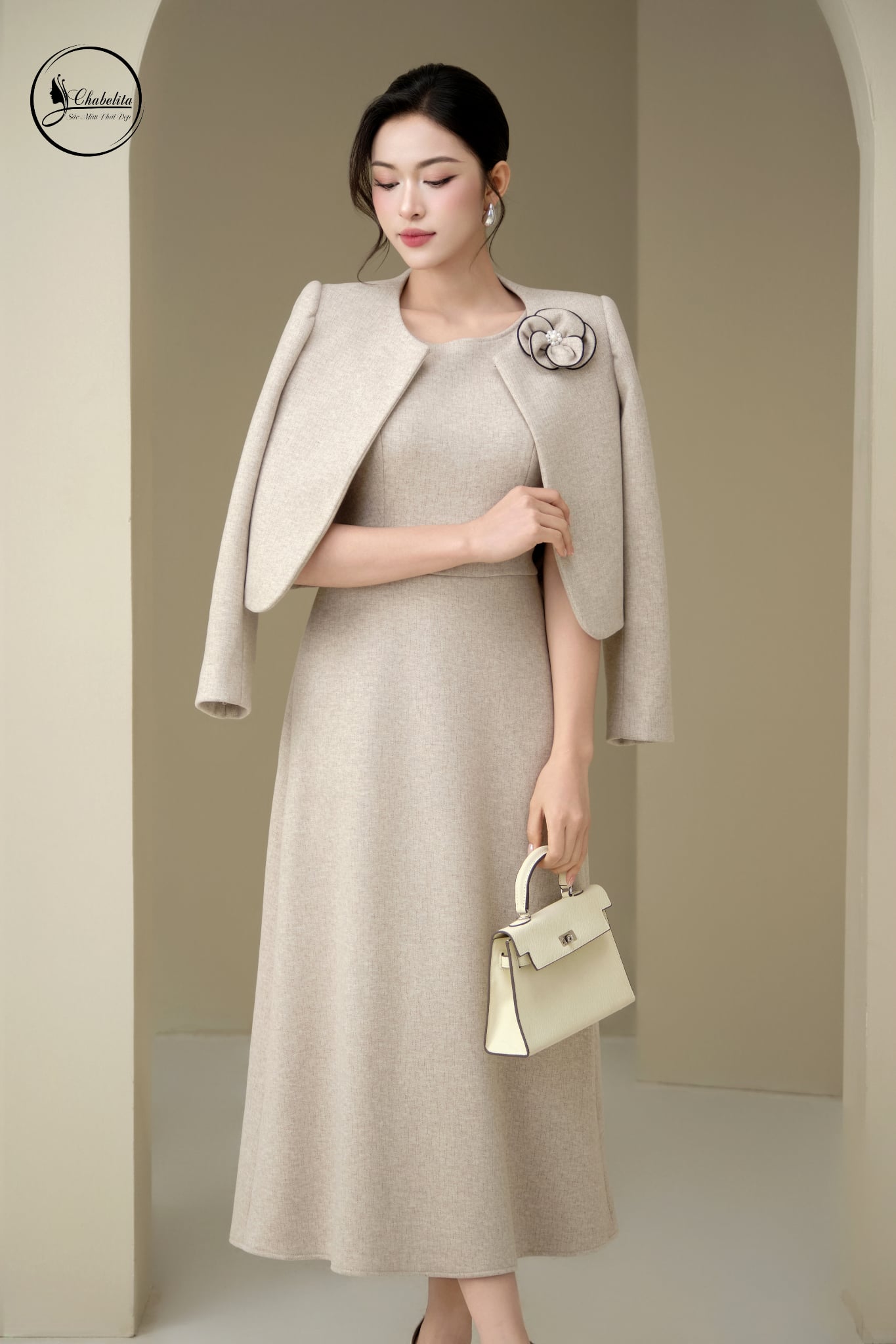 Áo vest cổ tròn đính hoa màu be