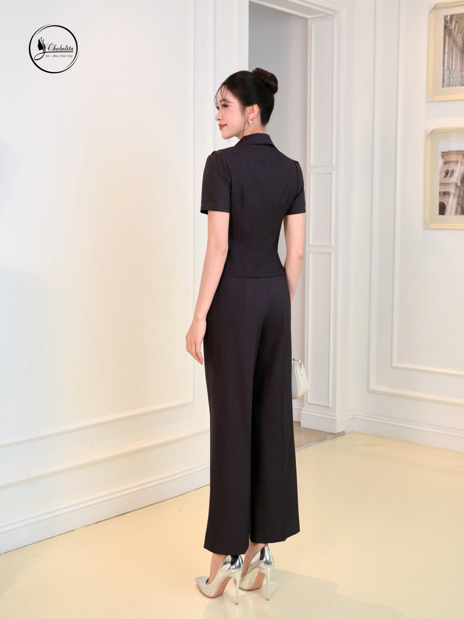 Áo sơ mi cổ đức đính hoa màu ghi