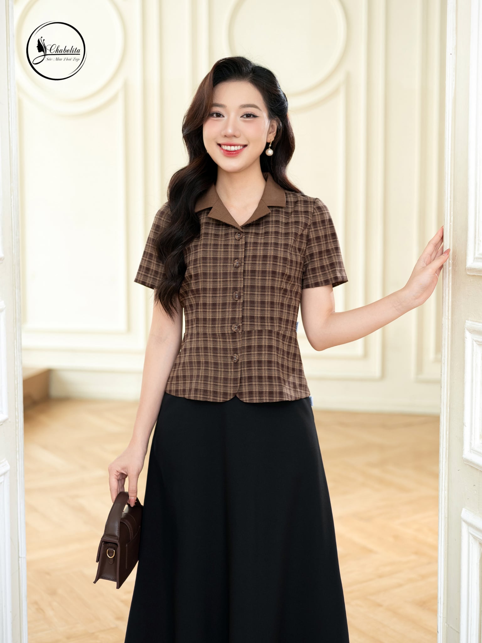 Áo sơ mi phối cổ vest kẻ đen