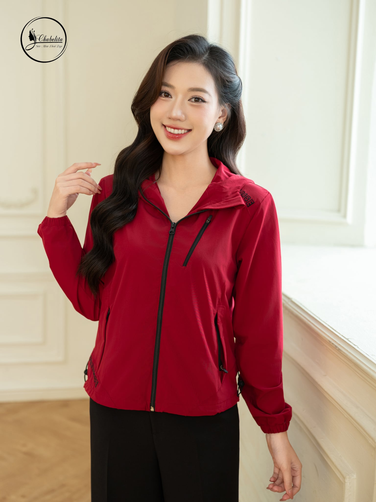 Áo khoác gió có mũ màu đỏ