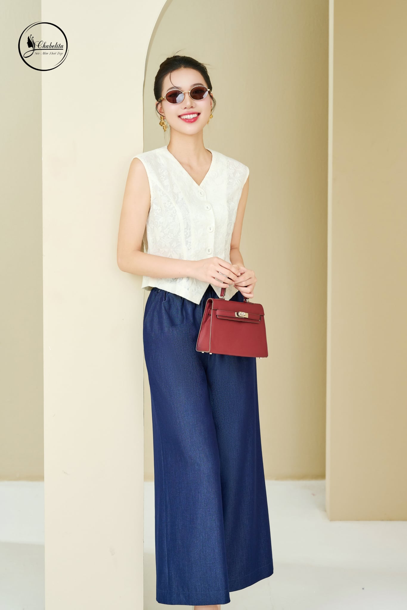 Áo sơ mi ren sát nách cổ tim màu trắng