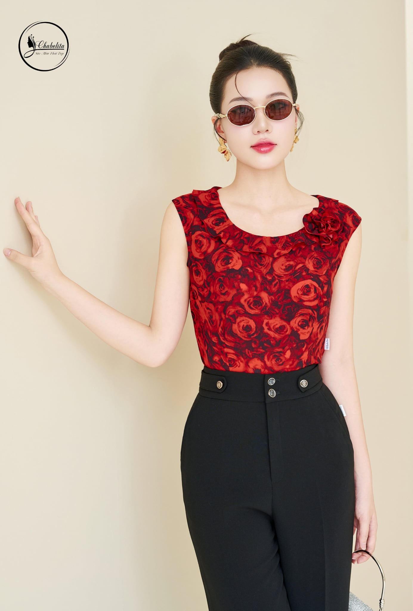 Áo sát nách cổ tròn đính hoa đỏ