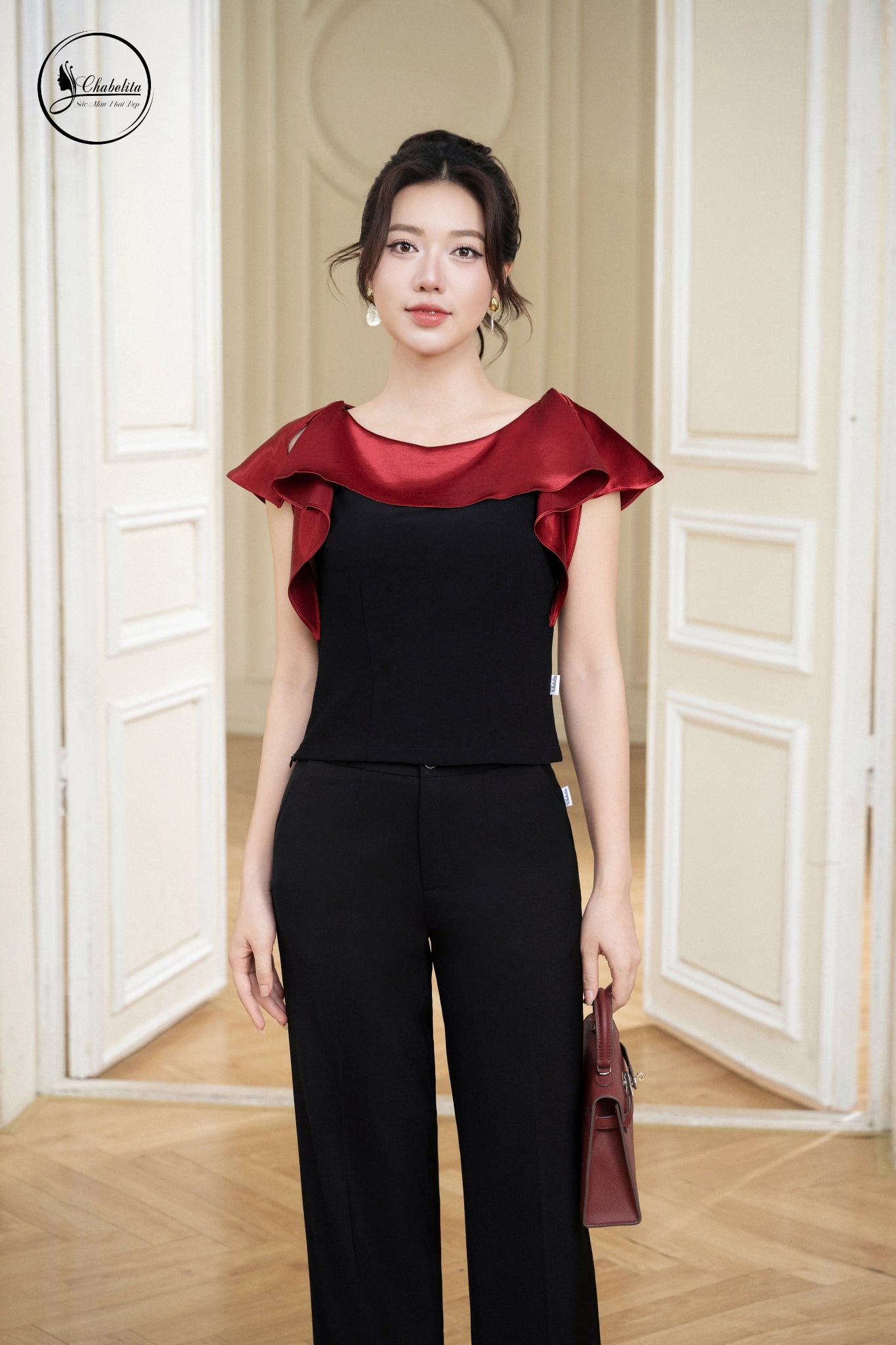 Áo cổ tròn phối màu đỏ