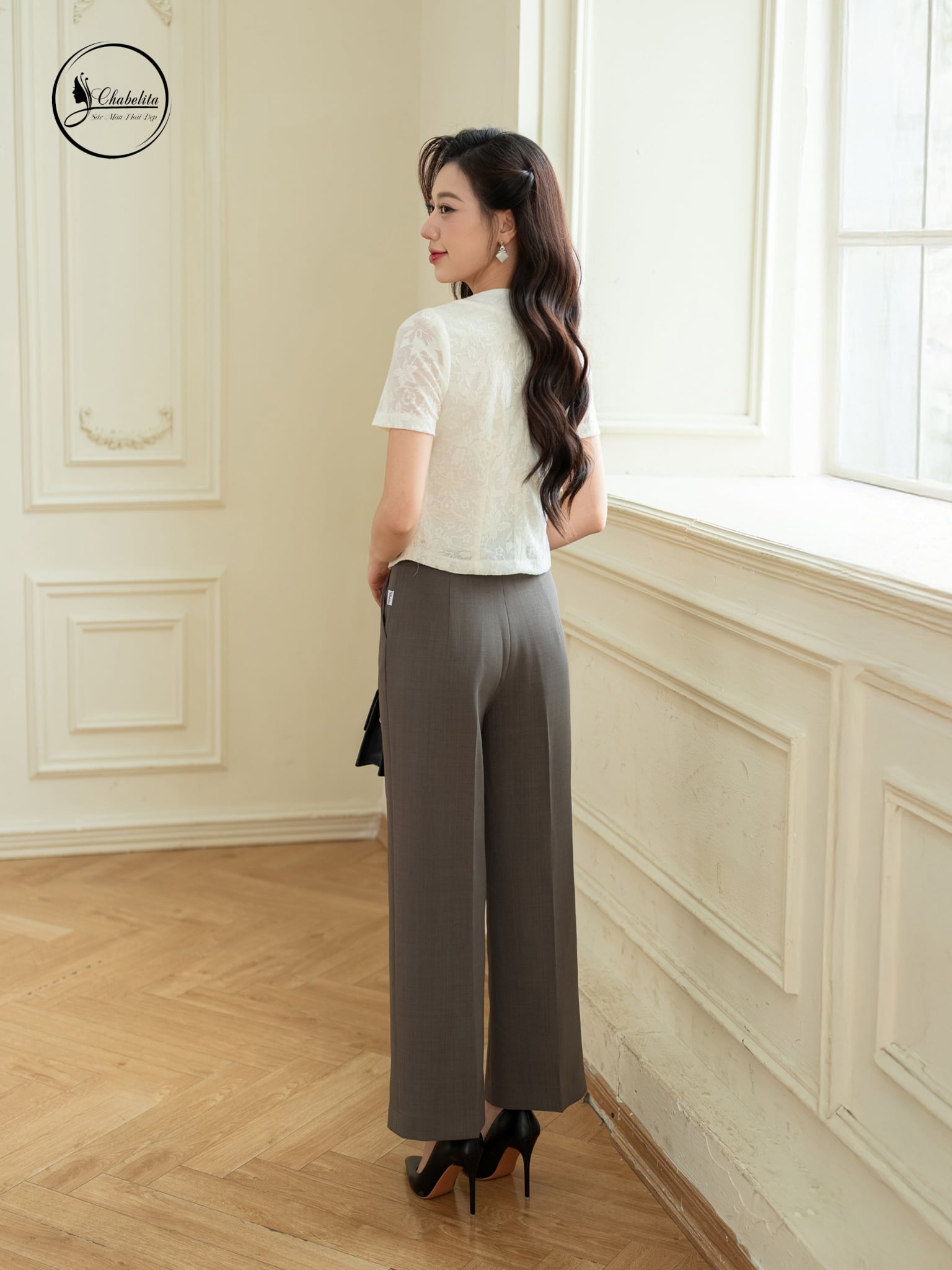 Áo sơ mi cổ tim ren trắng