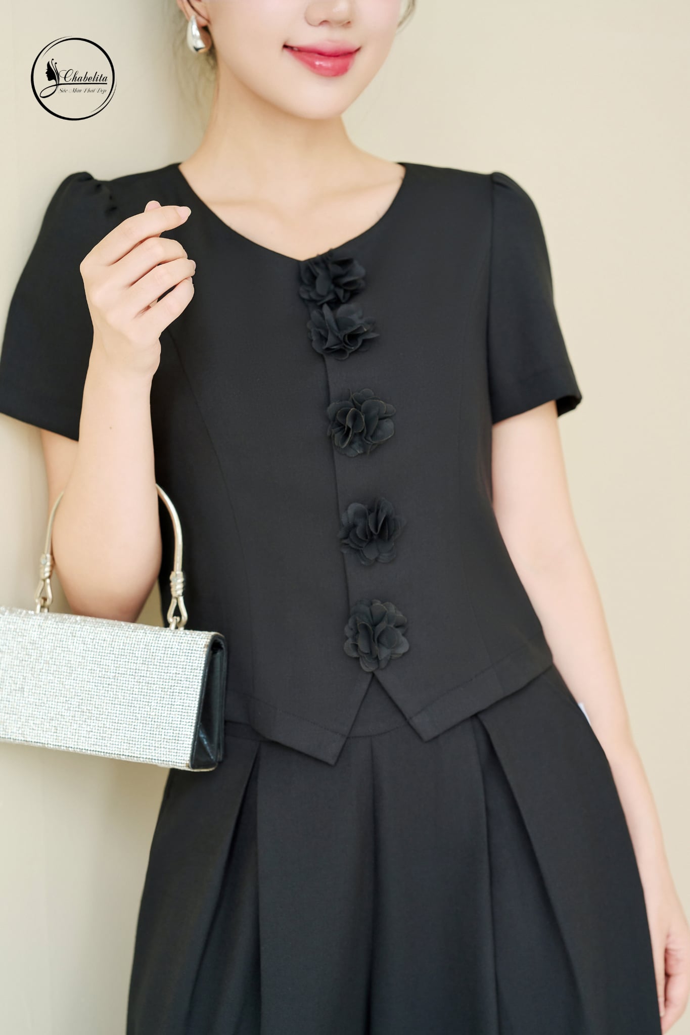 Sét bộ áo sơ mi tay cộc đính hoa nổi màu đen