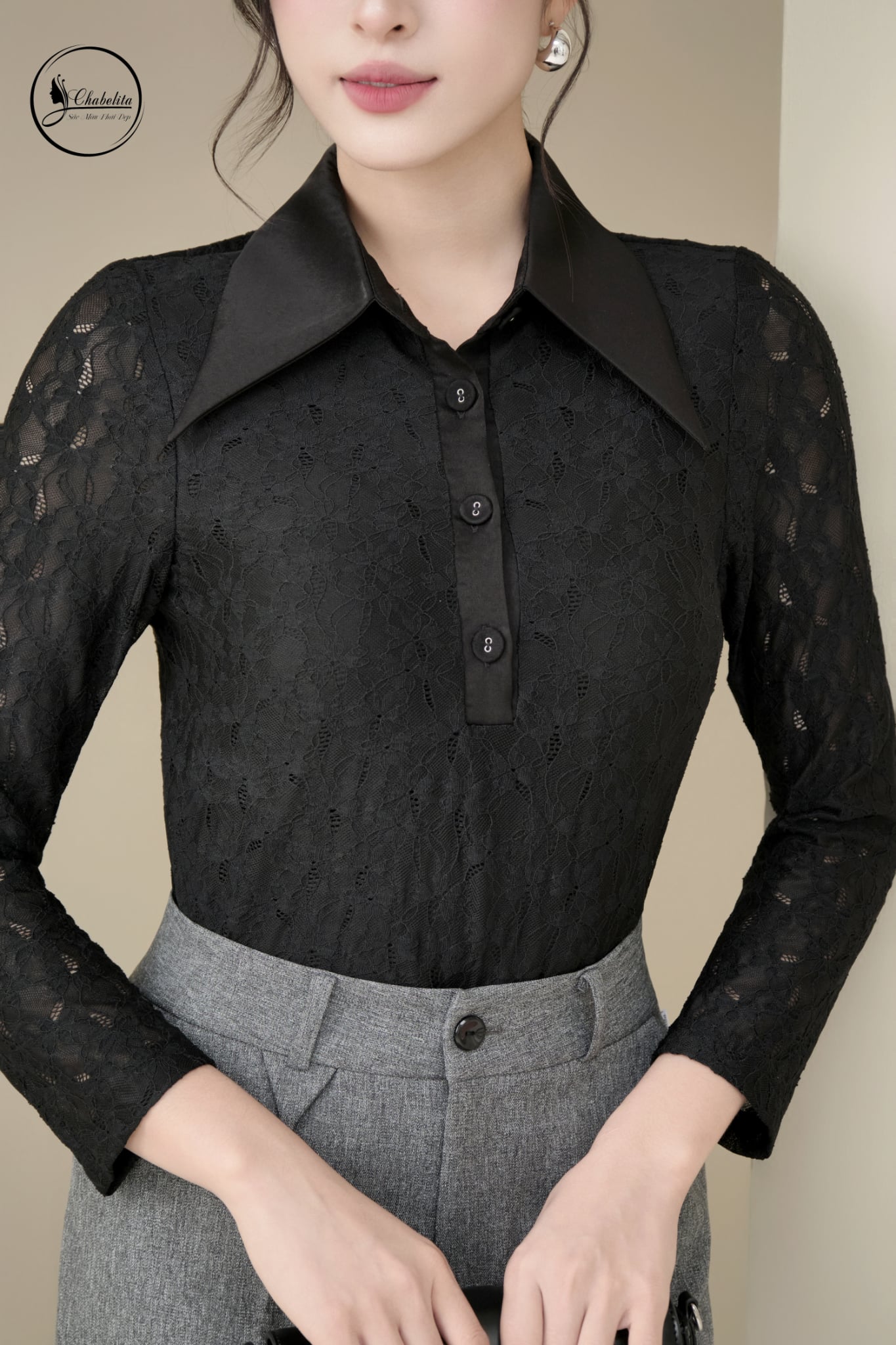 Áo ren dài tay phối cổ nhọn màu đen