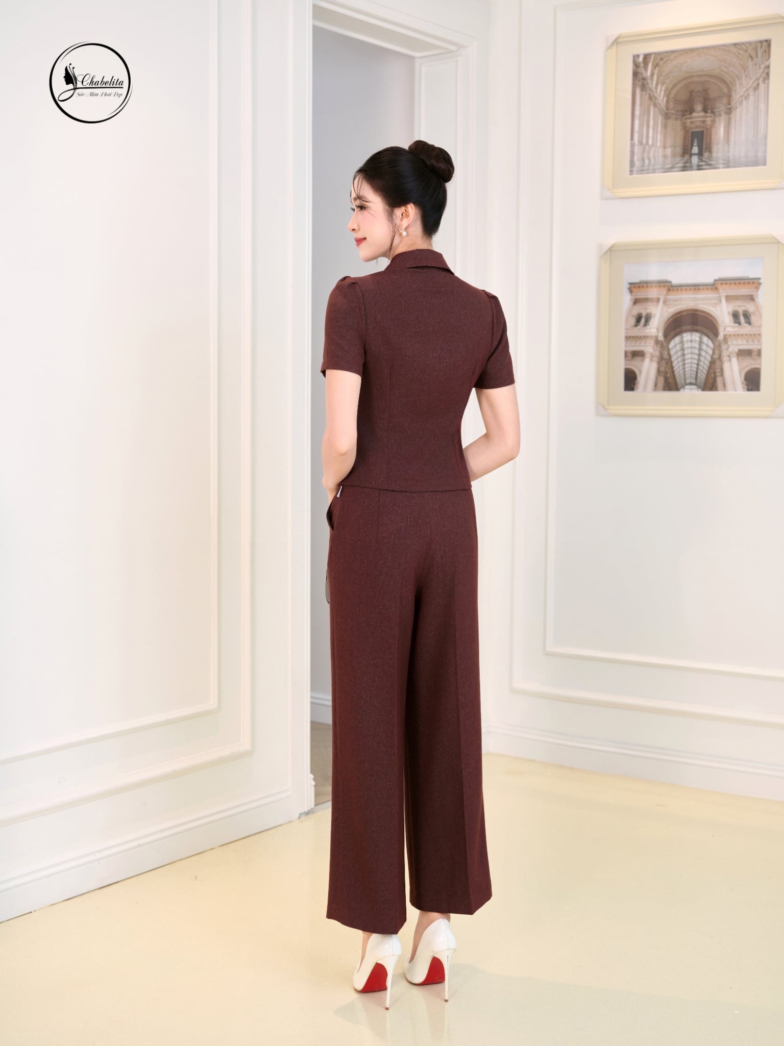 Áo sơ mi cổ đức đính hoa màu đỏ gạch