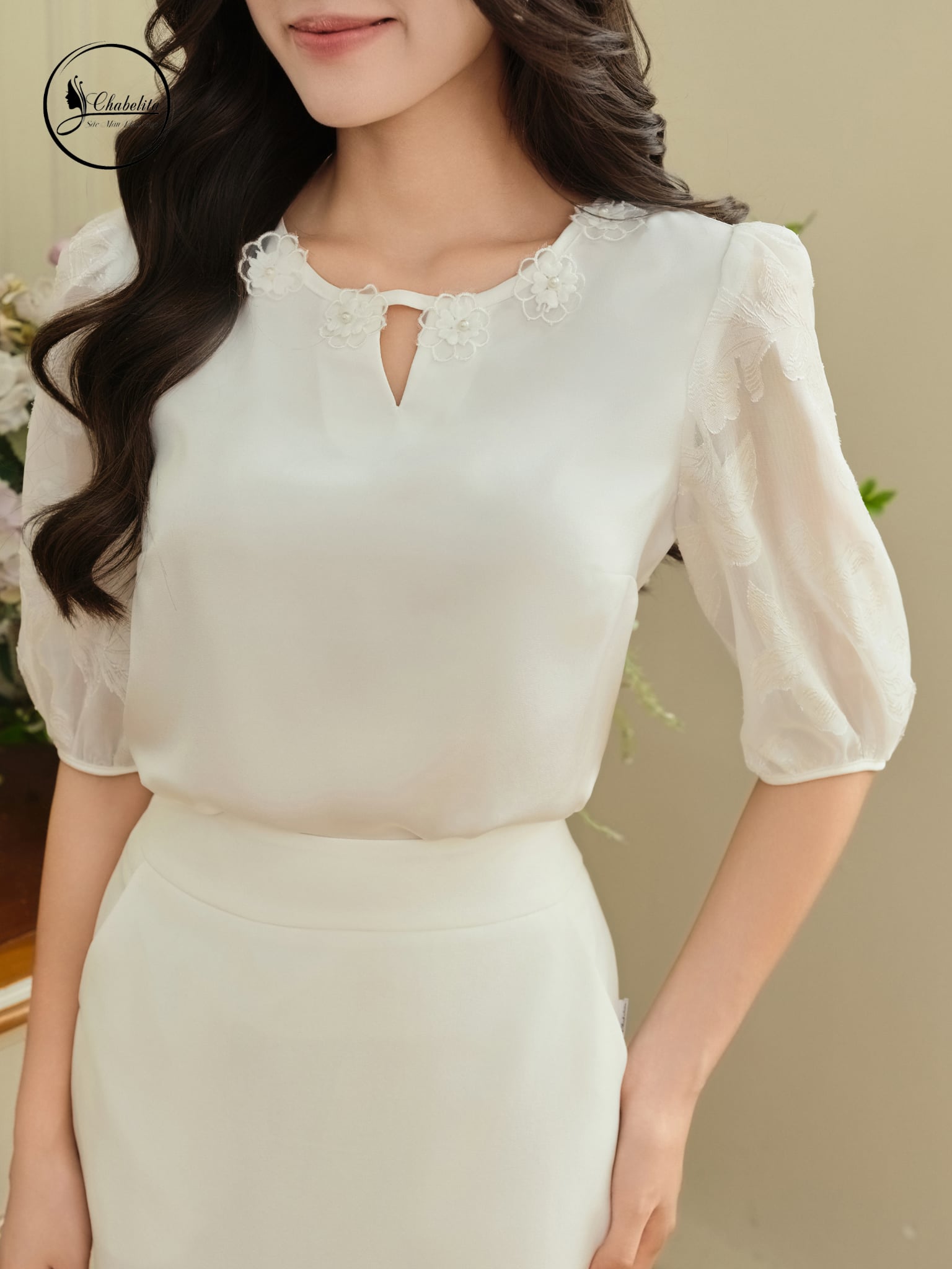 Áo sơ mi tay ren cổ tròn màu trắng