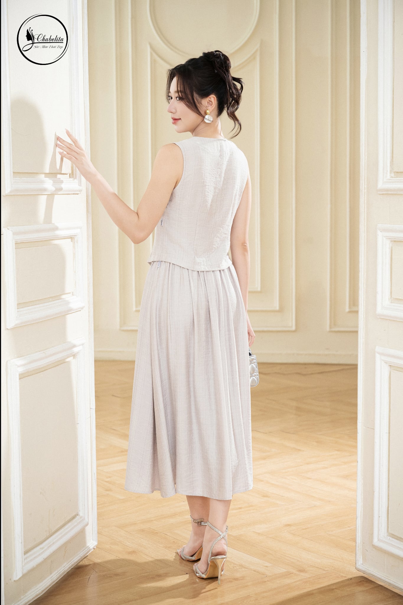 Sét bộ áo sát nách cổ tim phối chân váy màu xám