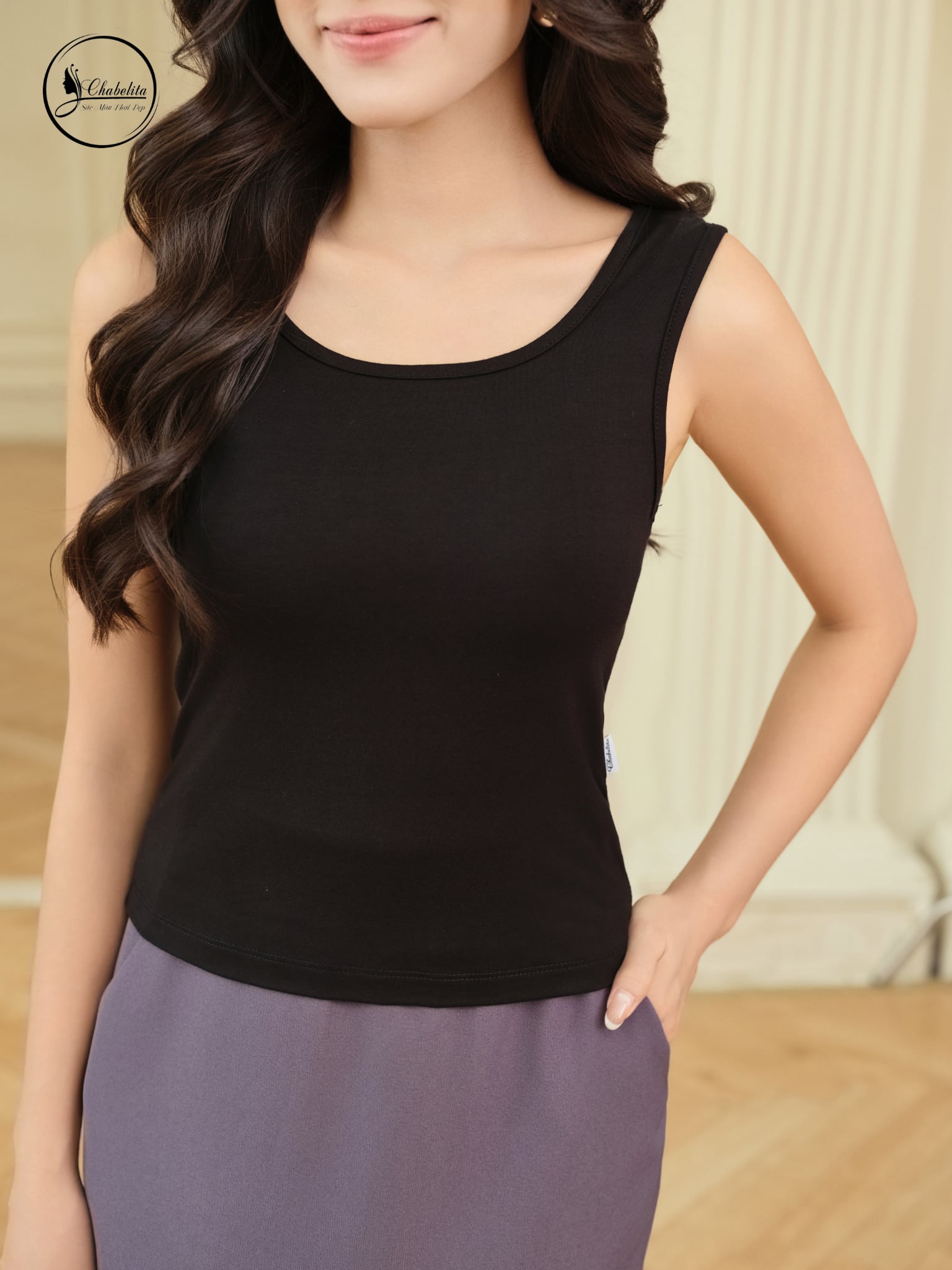 Áo thun sát nách cổ tròn màu đen