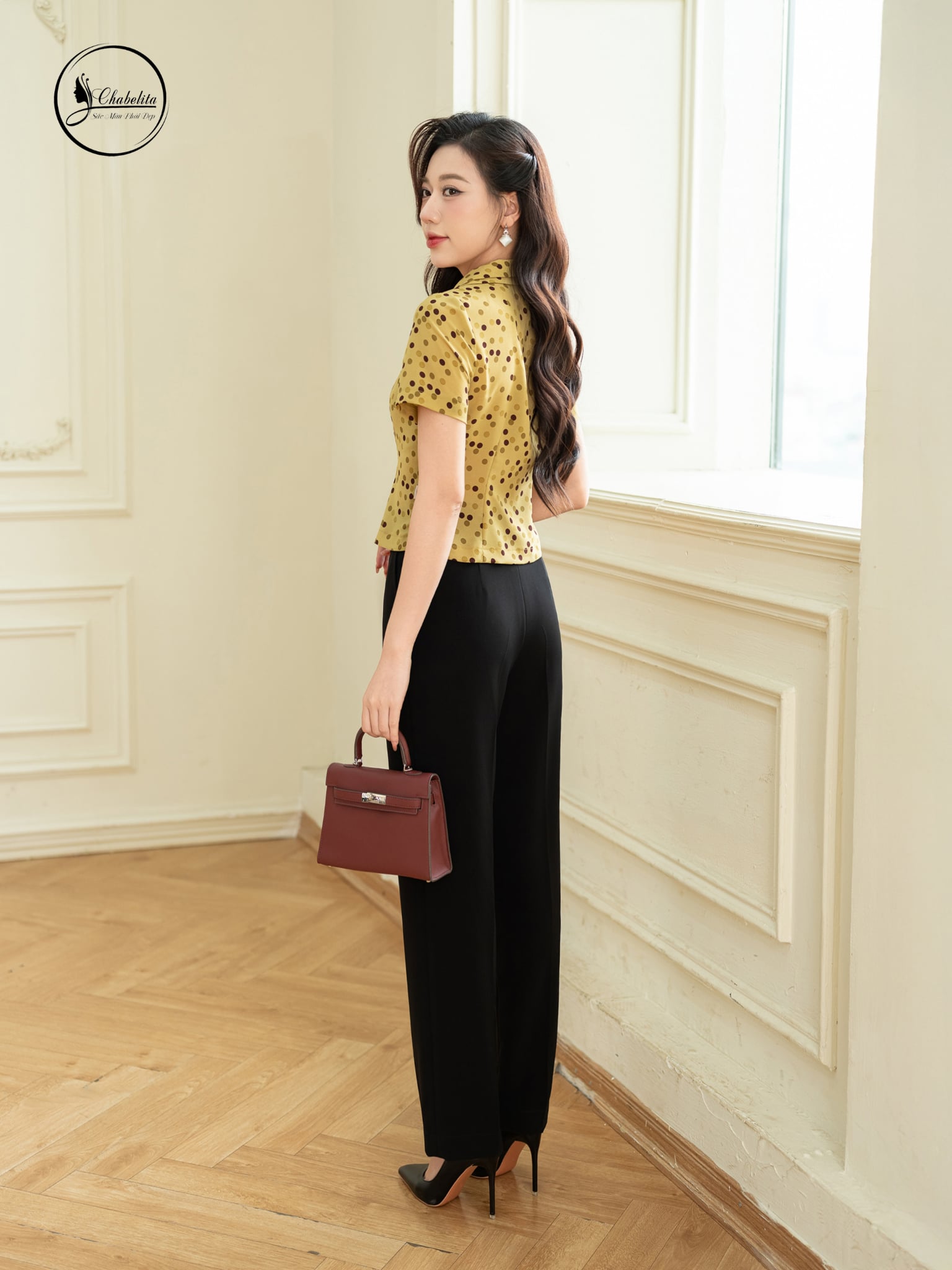 Áo sơ tay lỡ họa tiết chấm bi màu vàng