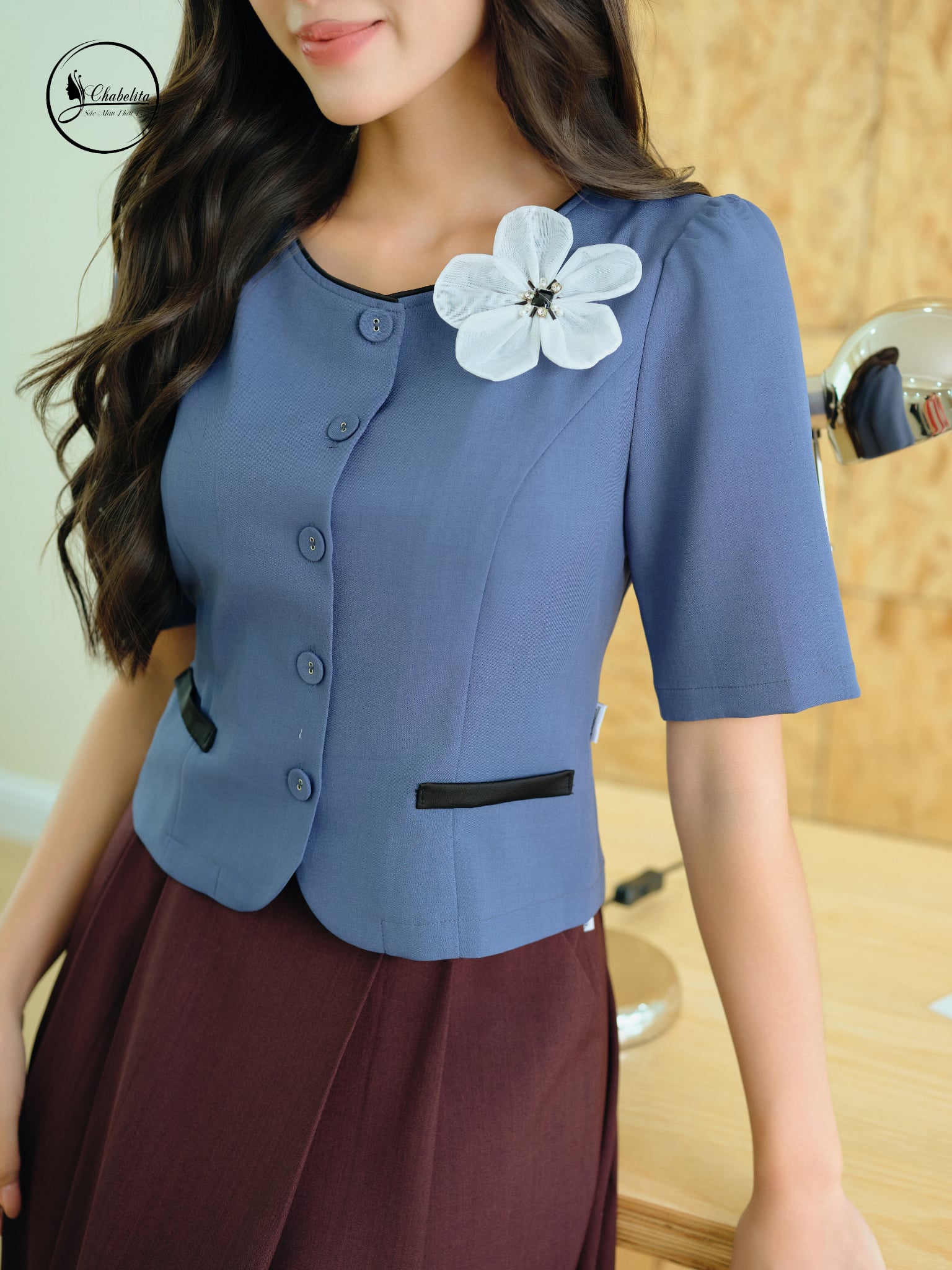 Áo sơ mi tay lỡ cổ tròn đính hoa màu xanh