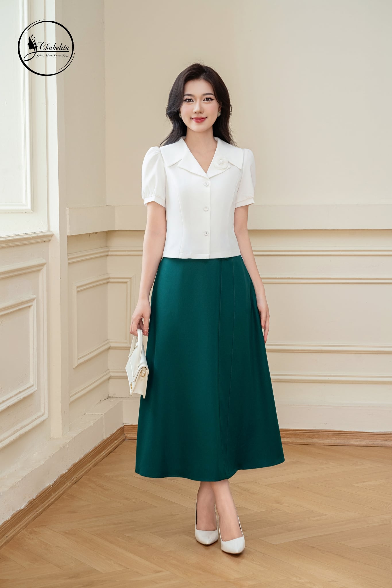 Áo sơ mi cổ vest đính hoa tay lỡ màu trắng