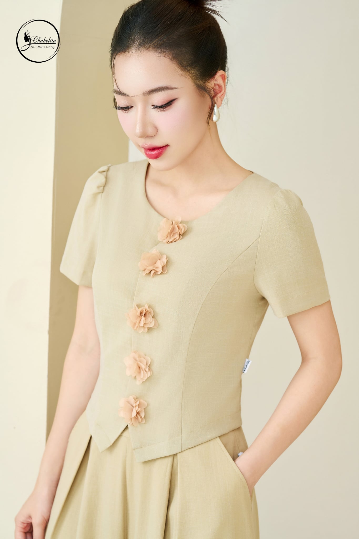 Sét bộ áo sơ mi tay cộc đính hoa nổi màu be