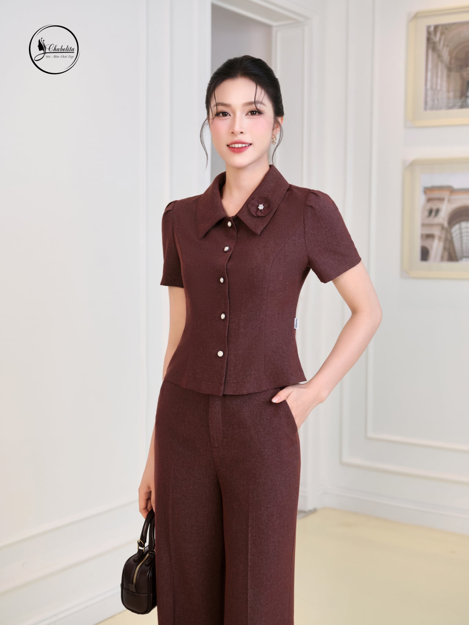 Áo sơ mi cổ đức đính hoa màu đỏ gạch