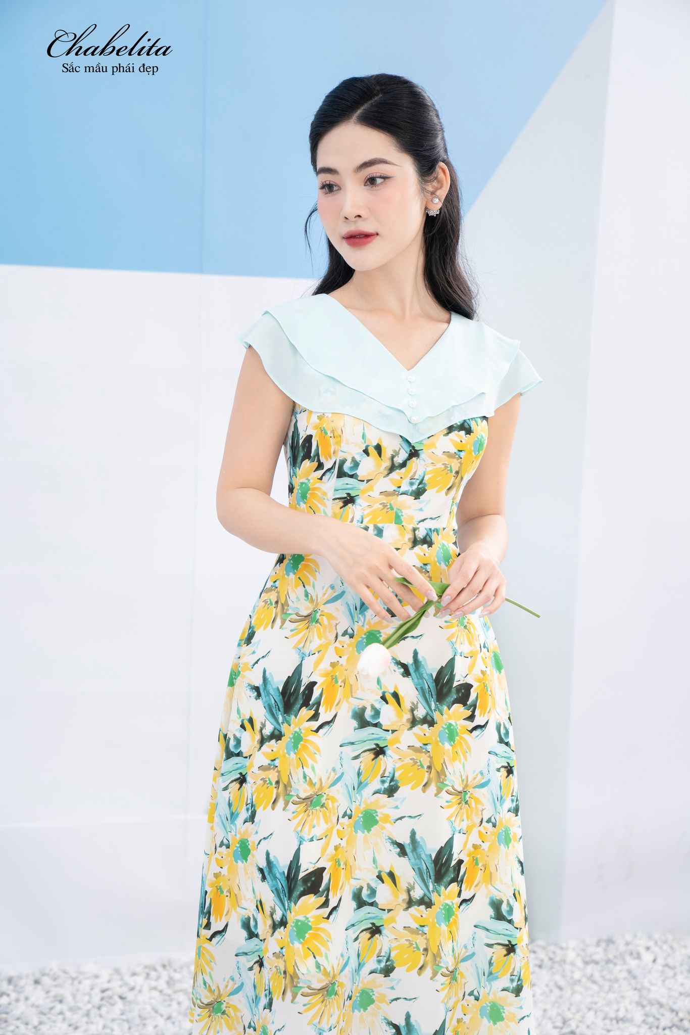 Đầm cổ tim màu vàng