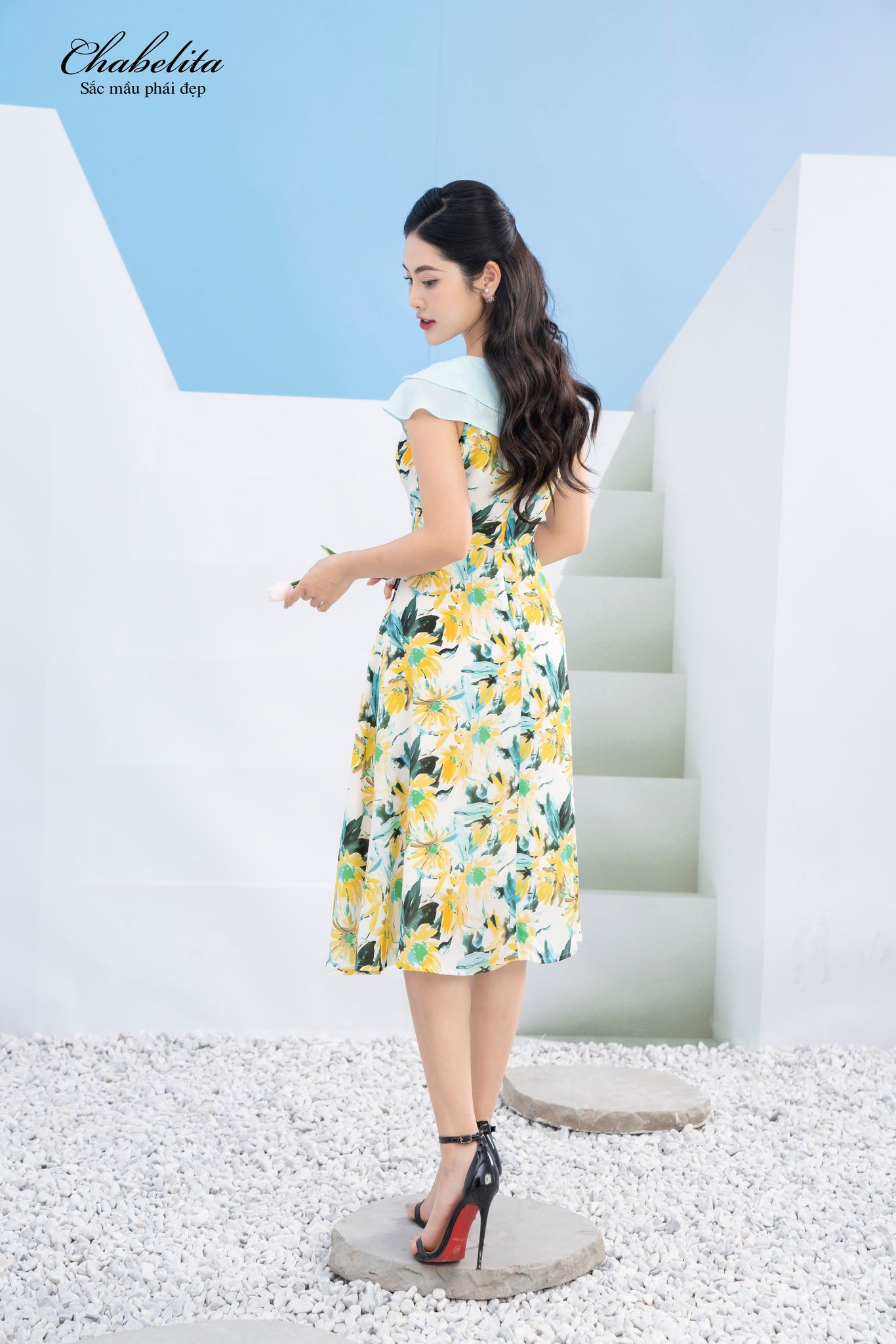 Đầm cổ tim màu vàng