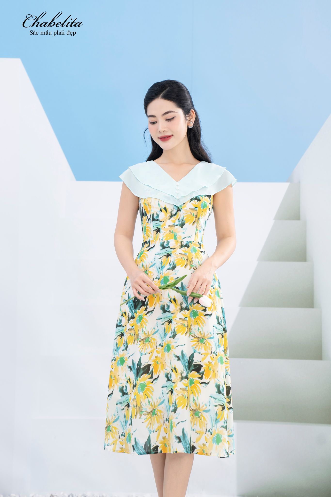 Đầm cổ tim màu vàng