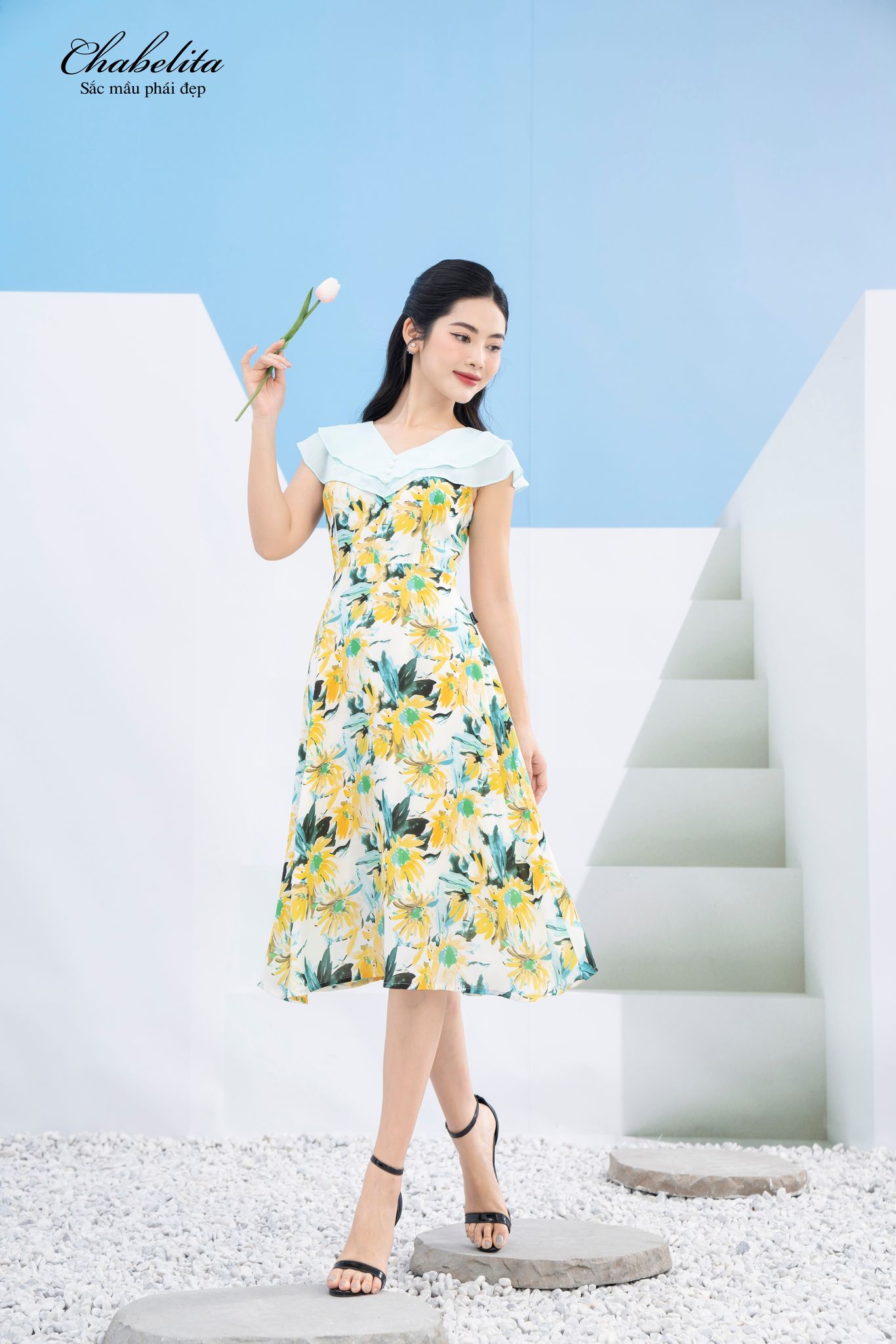 Đầm cổ tim màu vàng