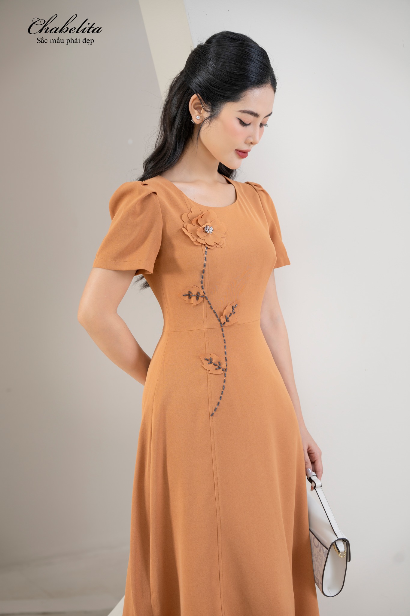 Đầm dáng A màu vàng