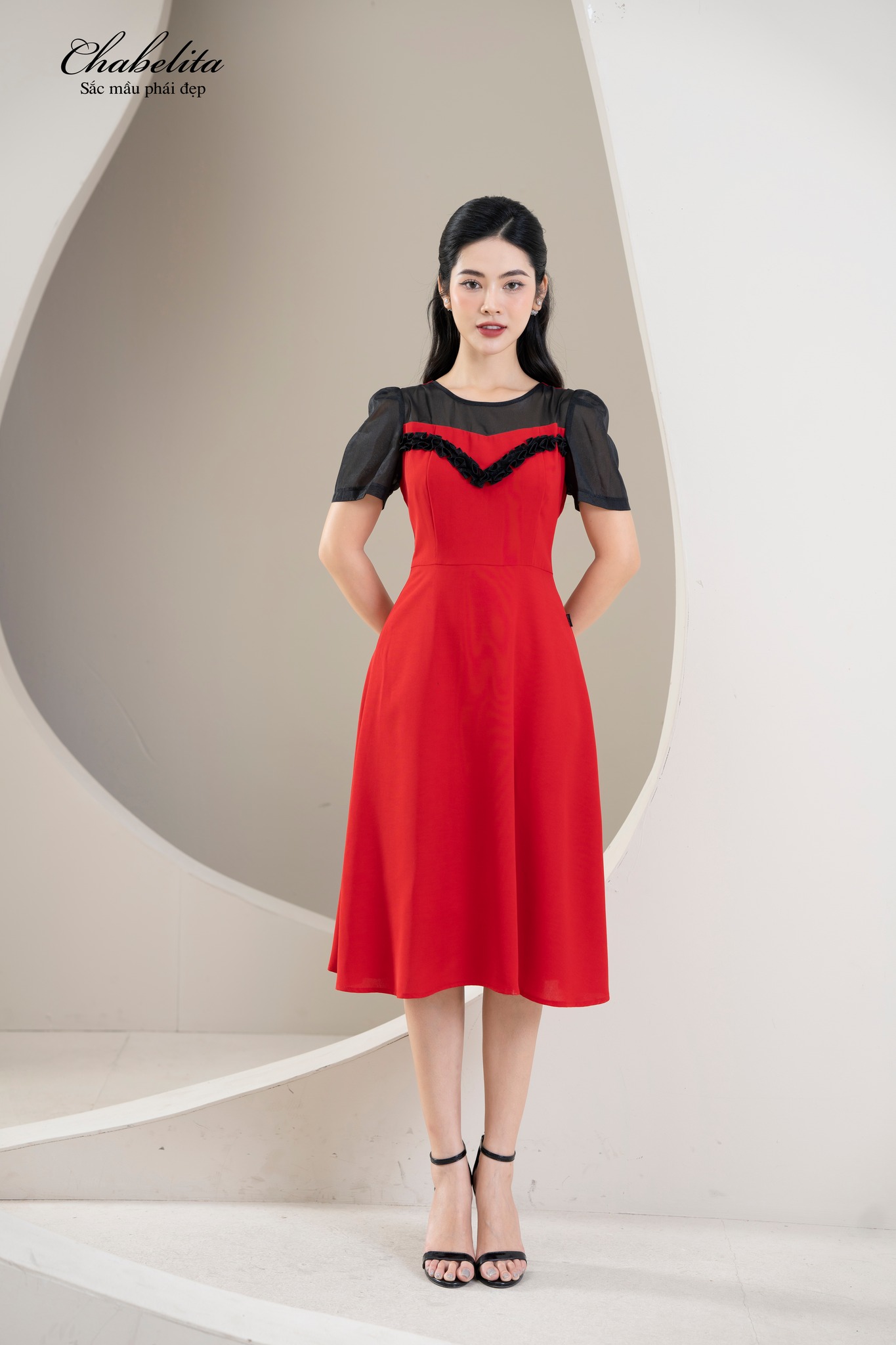 Đầm phối viền màu đỏ