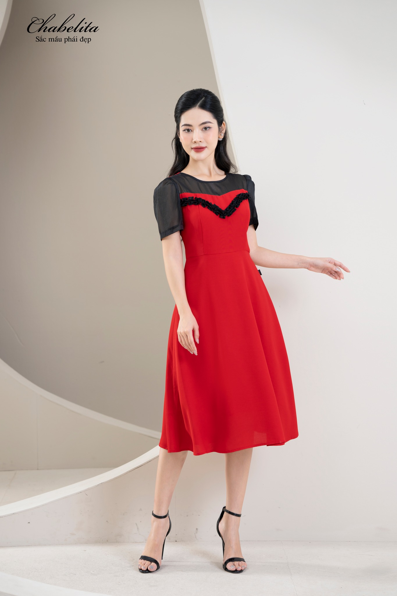 Đầm phối viền màu đỏ