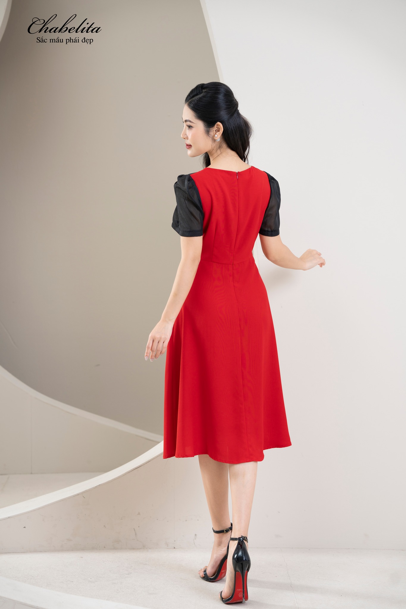 Đầm phối viền màu đỏ