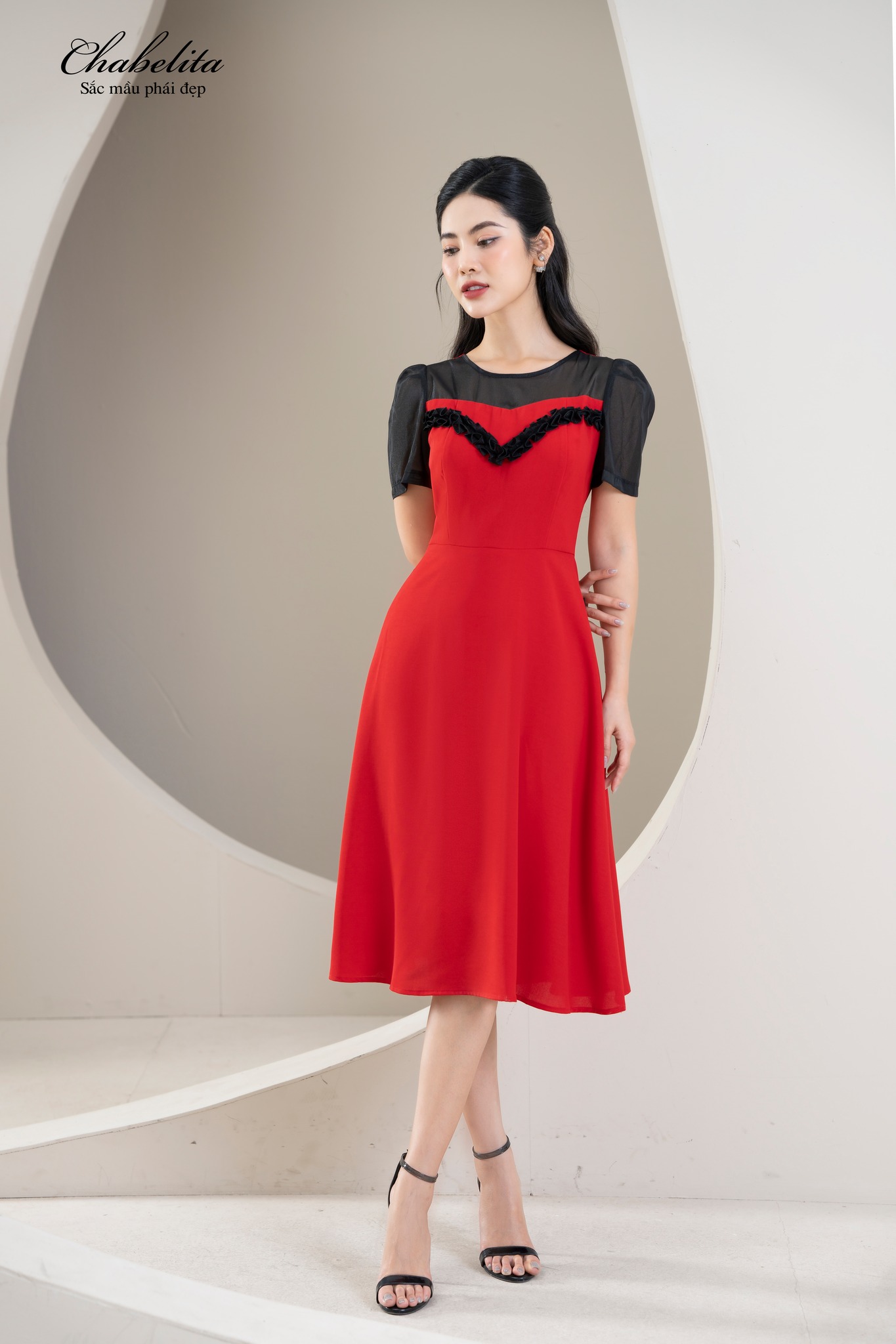 Đầm phối viền màu đỏ