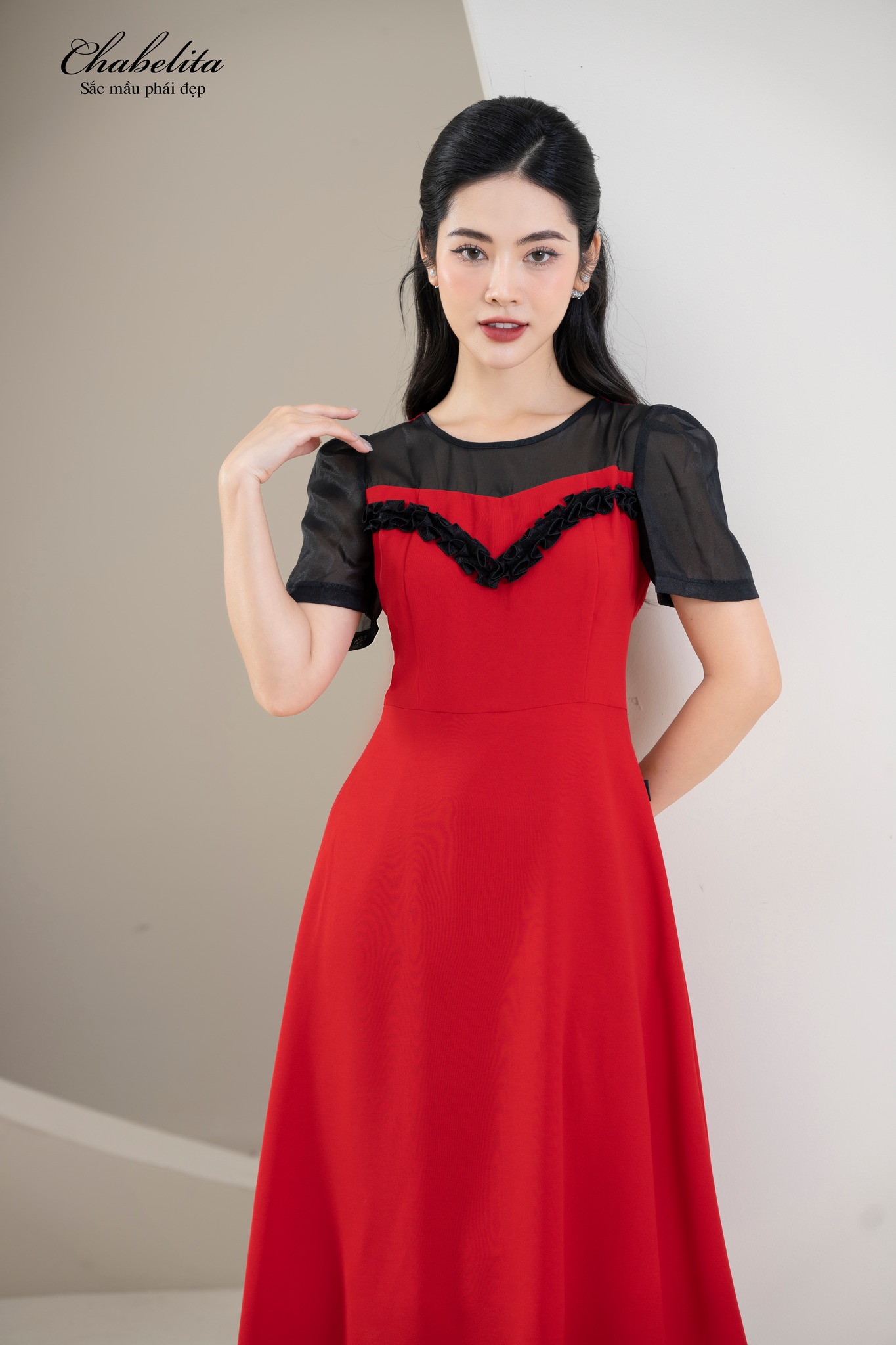Đầm phối viền màu đỏ