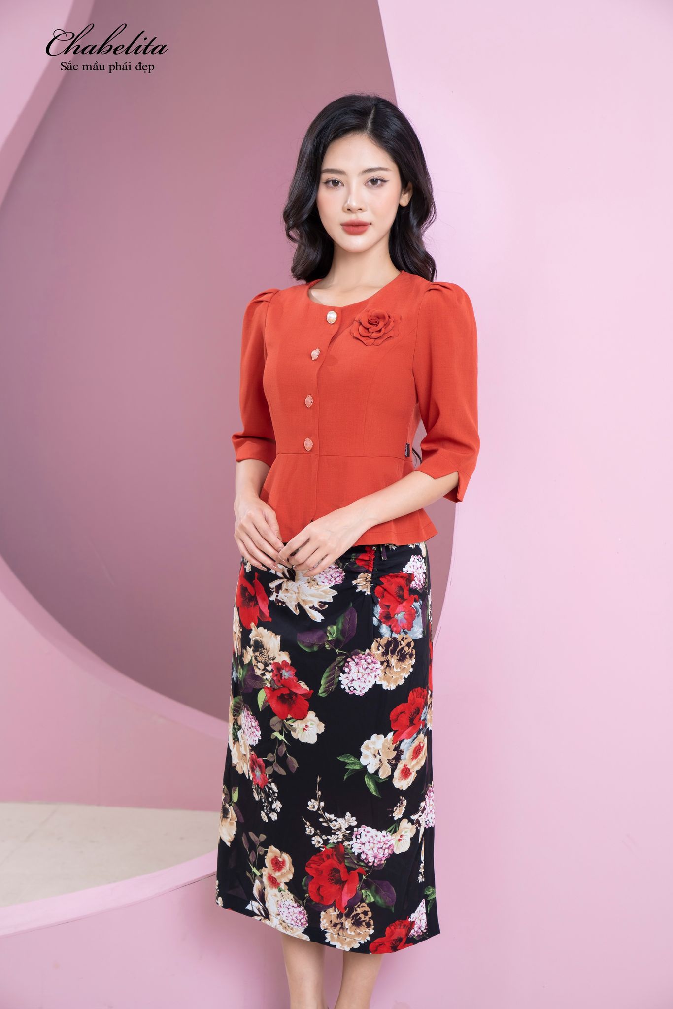 Chân váy hoa đỏ ôm body