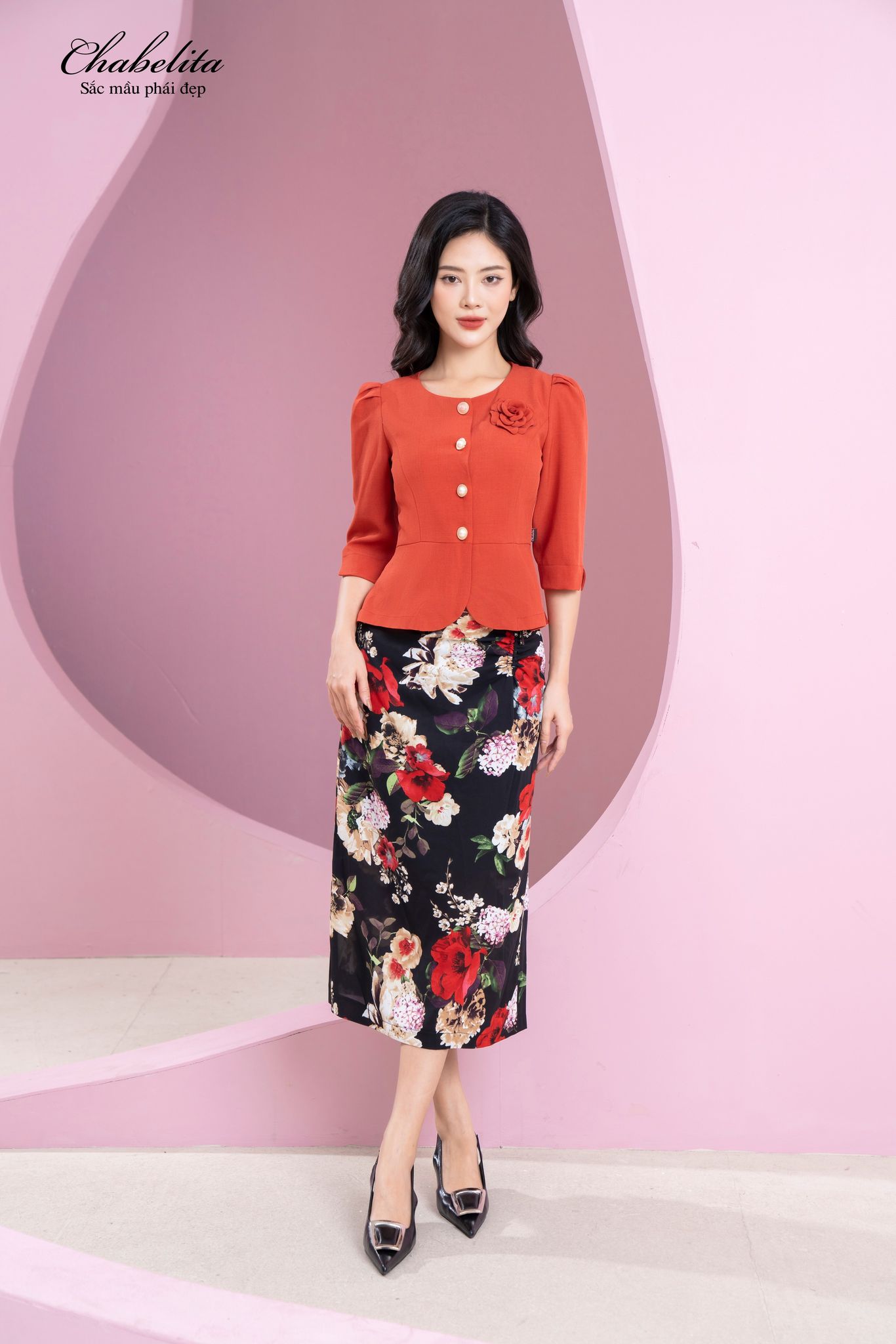 Chân váy hoa đỏ ôm body