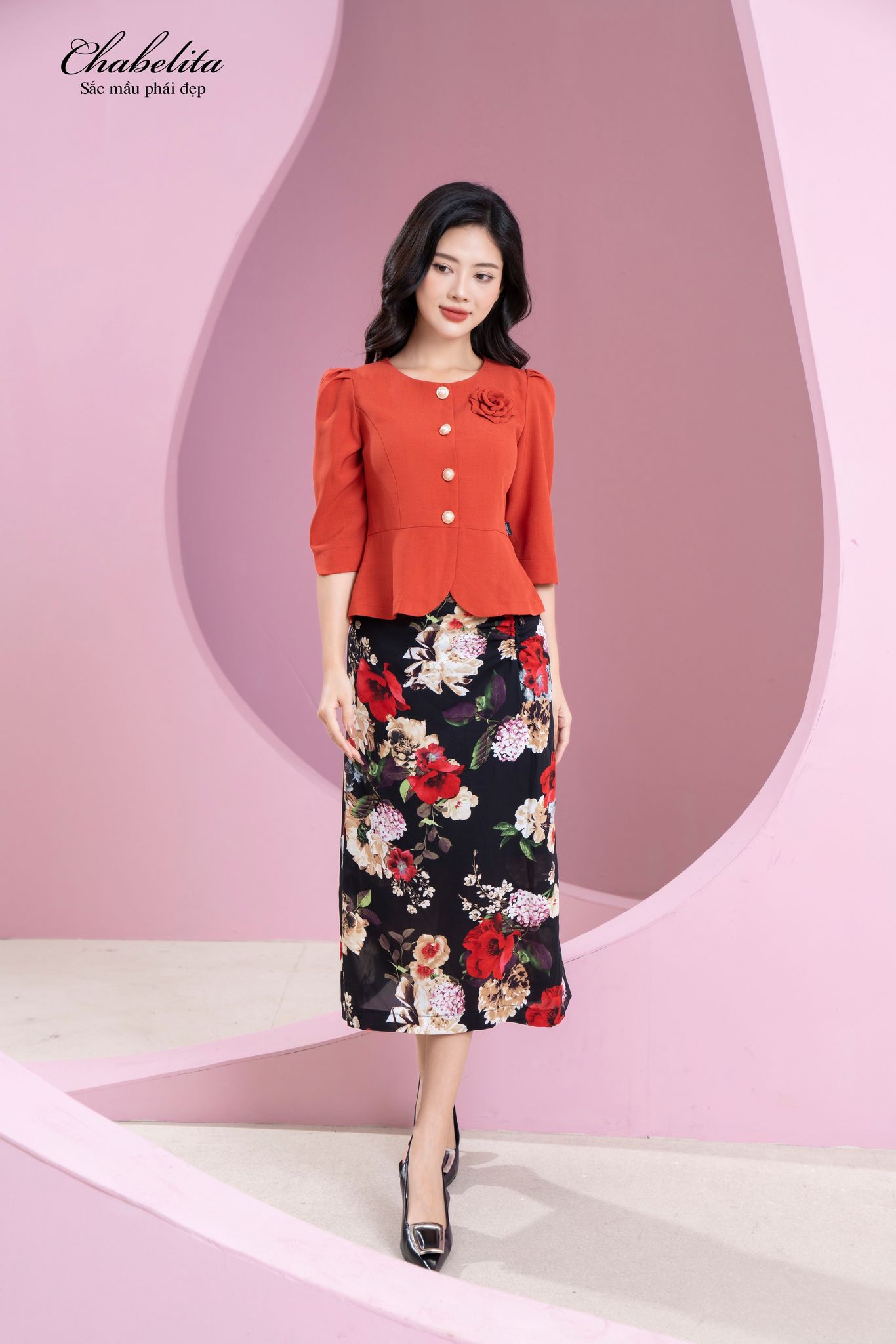 Chân váy hoa đỏ ôm body
