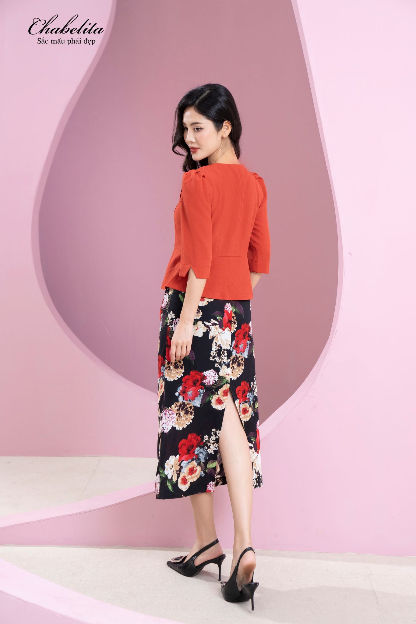 Chân váy hoa đỏ ôm body
